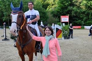 Frau Dr. Schwarzmaier und der Sieger des Turniers Mohamad Mogheeth Alshehab mit seinem Pferd Ariba B