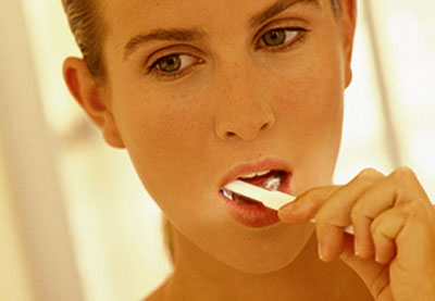 junge Frau beim Zähneputzen